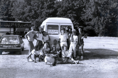 Gruppenbild vor der Abreise | Harald "Harry" Braun, Elmar Scheppe, Stefanie "Steffi" Widmaier, Stefanie "Steffi" Cirek, Lutz Kommke, Susann Schwarz, Edward "Eddie" Craig Hause, Tina Westendorf (Stahl), Rafael (Nachname unbekannt), Yvonne Küffner, Ursula "Urscha" Arbeiter, Christiane "Didi" Wirtz (Mahn), Bernd "Keule" Keuler, Jörg "Ossi" Iserlohn | fotografiert von Heinz Böttcher