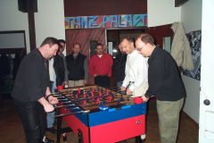 Am Tischfußball beim 1. Jugendhaus-Revival